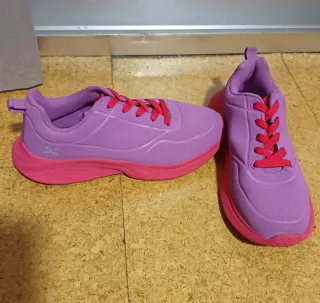 Zapatillas deportivas moradas y rosas