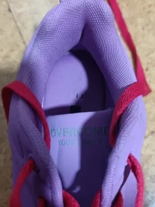 Zapatillas deportivas moradas y rosas