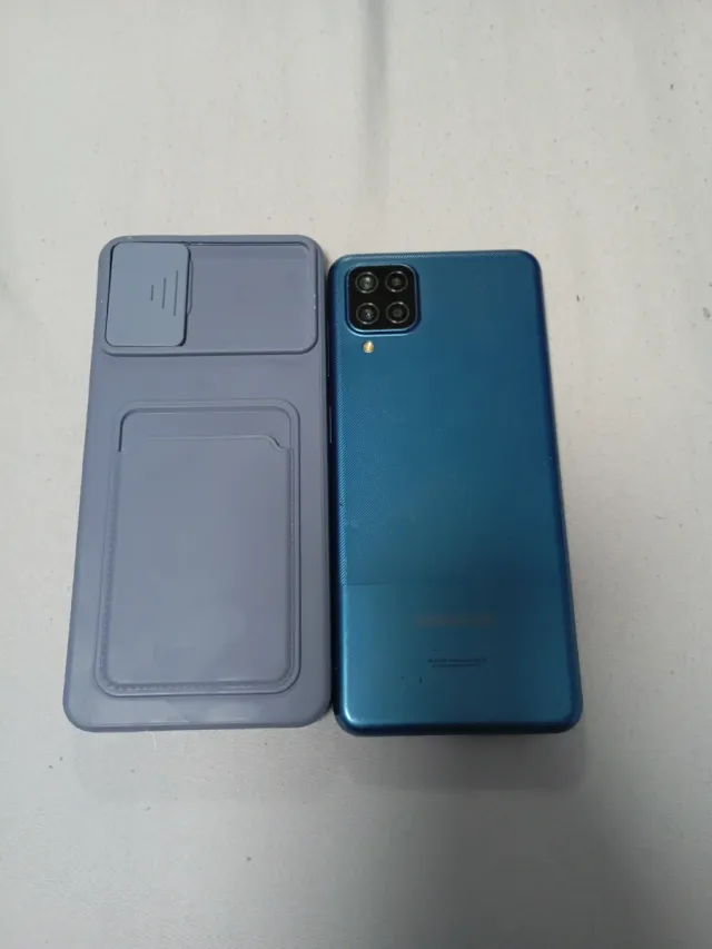 Samsung Galaxy A12 con su protector de pantalla