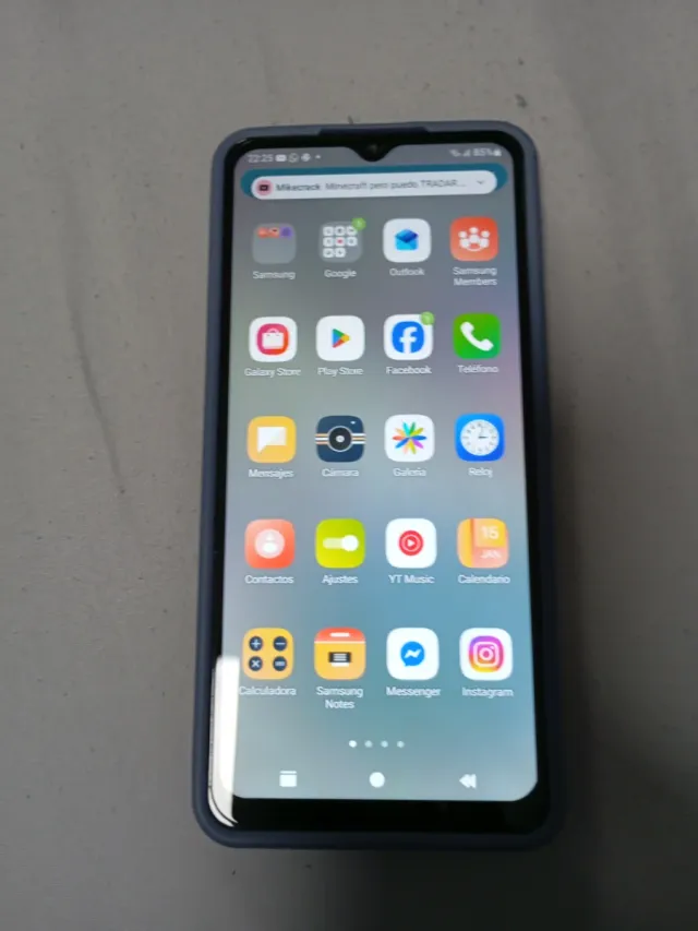 Samsung Galaxy A12 con su protector de pantalla