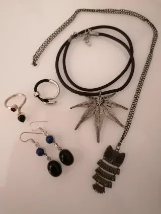 Lote bisutería: collar, anillos y pendientes