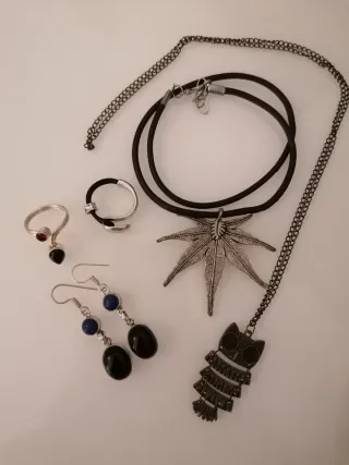 Lote bisutería: collar, anillos y pendientes