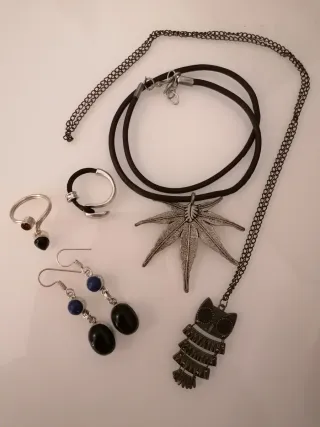 Lote bisutería: collar, anillos y pendientes