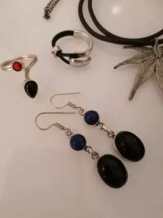 Lote bisutería: collar, anillos y pendientes