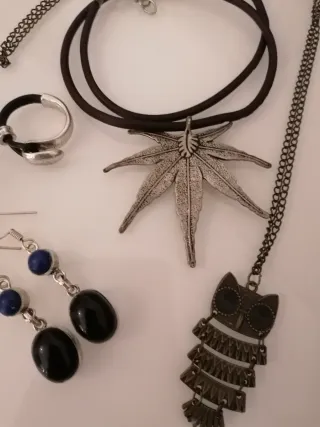 Lote bisutería: collar, anillos y pendientes