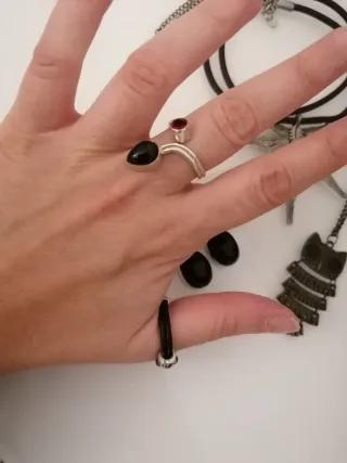 Lote bisutería: collar, anillos y pendientes