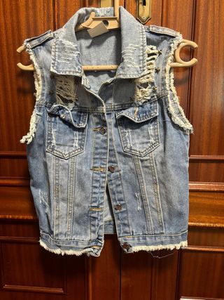Chaleco vaquero desgarrado