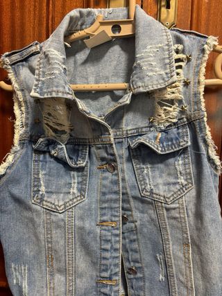 Chaleco vaquero desgarrado