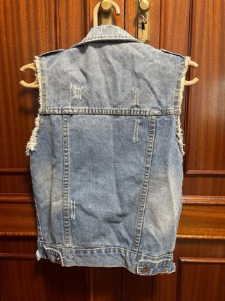 Chaleco vaquero desgarrado