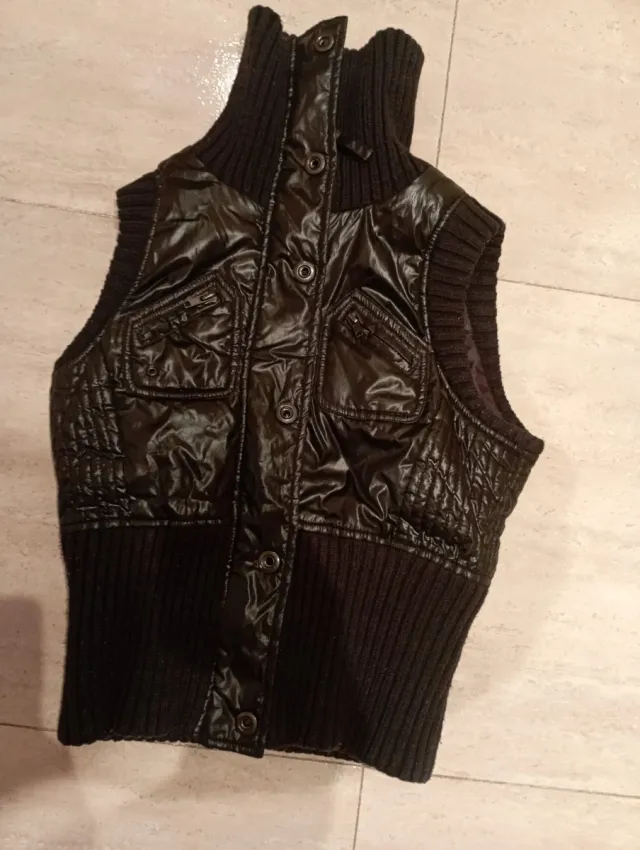 Chaleco acolchado negro ajustado