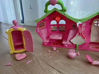 Casa de muñecas y accesorios