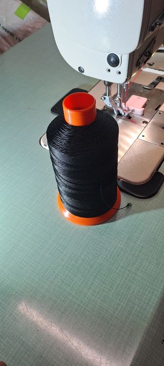 Bobina di filo per macchina da cucire