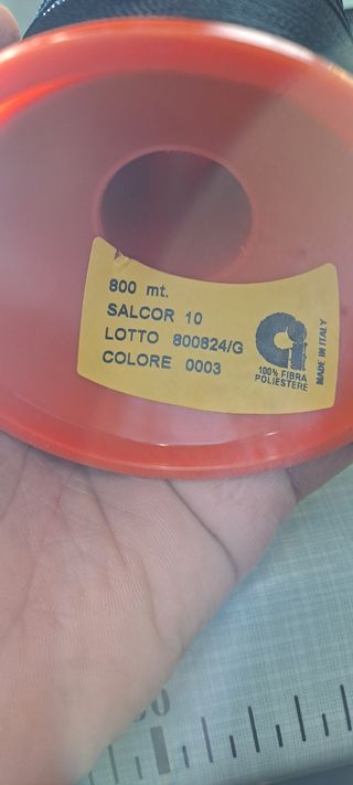 Bobina di filo per macchina da cucire