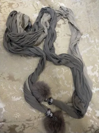 Fular gris con pompones