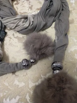 Fular gris con pompones