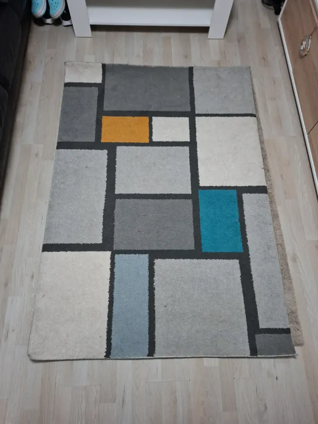 Alfombra geométrica salón gris y mostaza