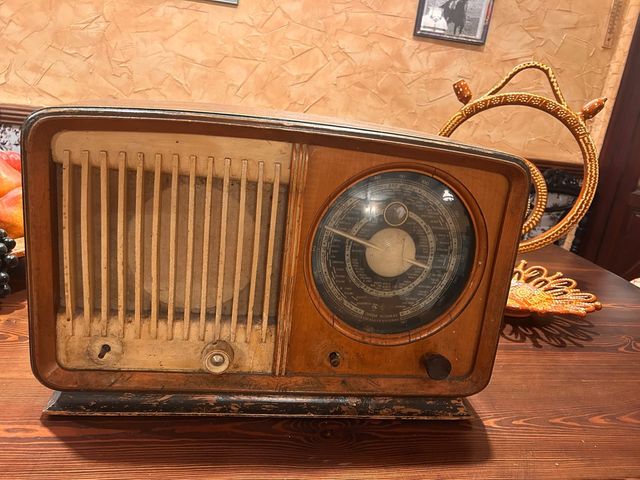 Radio antica a valvole con bella custodia in legno