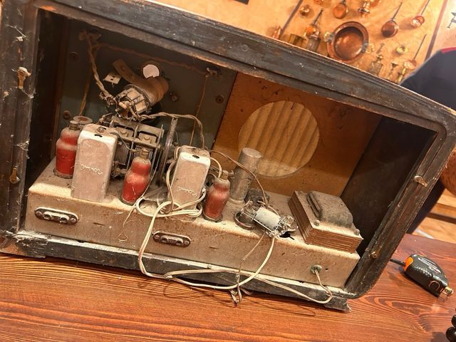 Radio antica a valvole con bella custodia in legno