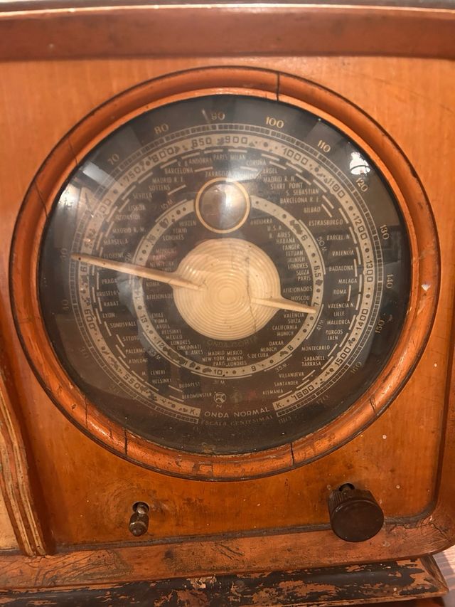 Radio antica a valvole con bella custodia in legno