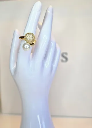 Anillo dorado con Perla y Brillantes