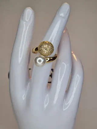 Anillo dorado con Perla y Brillantes