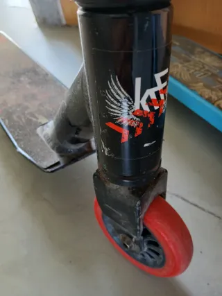 Patinete freestyle KRF con rueda roja