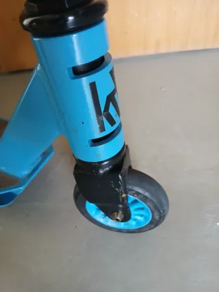 Patinete freestyle KRF con rueda roja