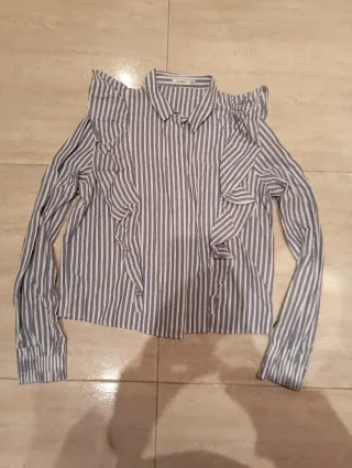 Camisa Bershka rayas azules y blancas con volantes