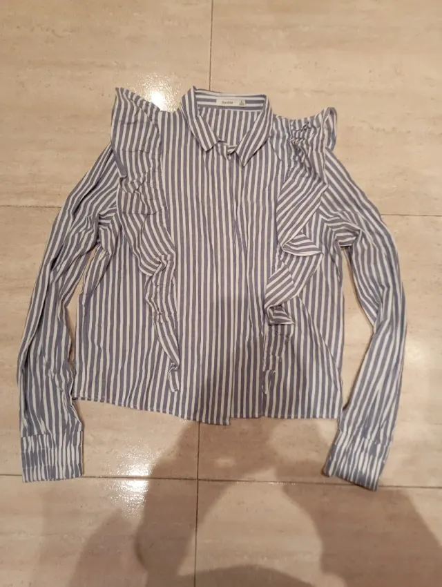 Camisa Bershka rayas azules y blancas con volantes