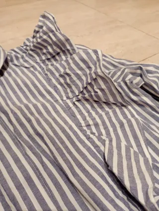 Camisa Bershka rayas azules y blancas con volantes