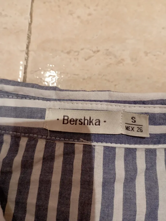 Camisa Bershka rayas azules y blancas con volantes