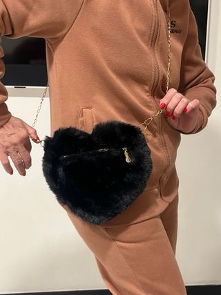 Borsetta cuore pelliccia sintetica nera