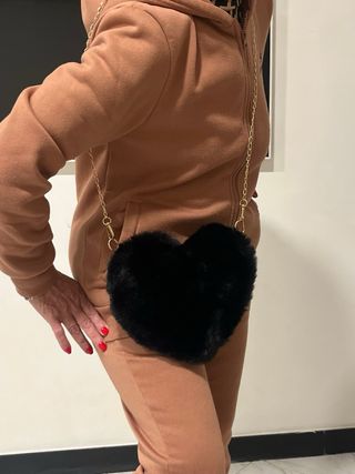 Borsetta cuore pelliccia sintetica nera