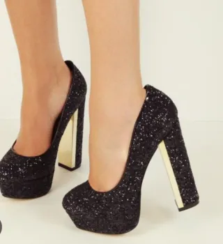 Zapatos de tacón con plataforma negros y dorados