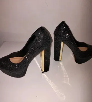 Zapatos de tacón con plataforma negros y dorados