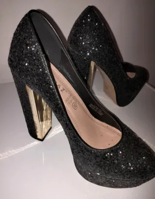 Zapatos de tacón con plataforma negros y dorados