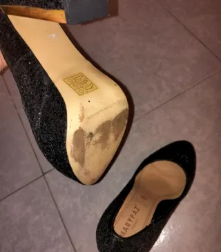 Zapatos de tacón con plataforma negros y dorados