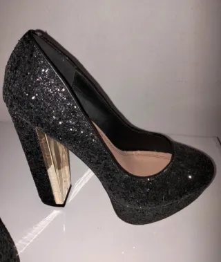 Zapatos de tacón con plataforma negros y dorados