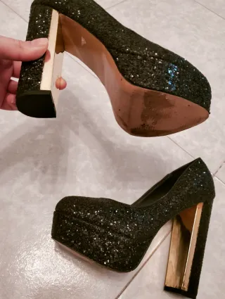 Zapatos de tacón con plataforma negros y dorados