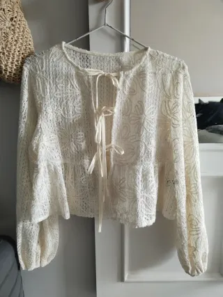 Blusa de encaje con lazada