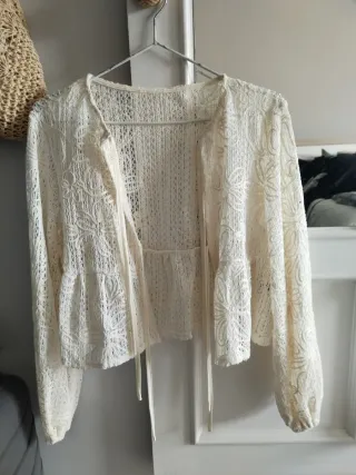 Blusa de encaje con lazada