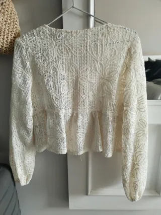 Blusa de encaje con lazada