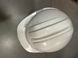 Casco de seguridad blanco y zapatos de seguridad