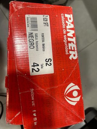 Casco de seguridad blanco y zapatos de seguridad