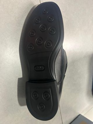 Casco de seguridad blanco y zapatos de seguridad