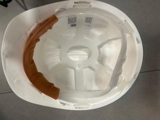 Casco de seguridad blanco y zapatos de seguridad