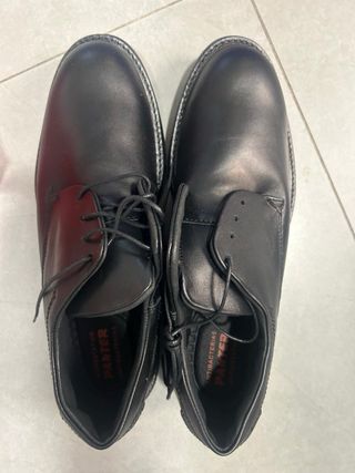 Casco de seguridad blanco y zapatos de seguridad