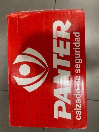 Casco de seguridad blanco y zapatos de seguridad