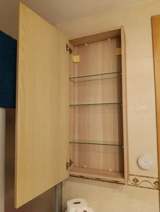 Armario colgante de madera