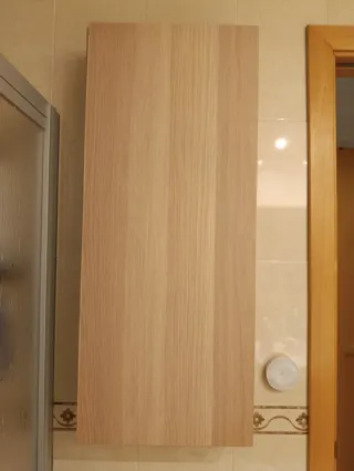 Armario colgante de madera